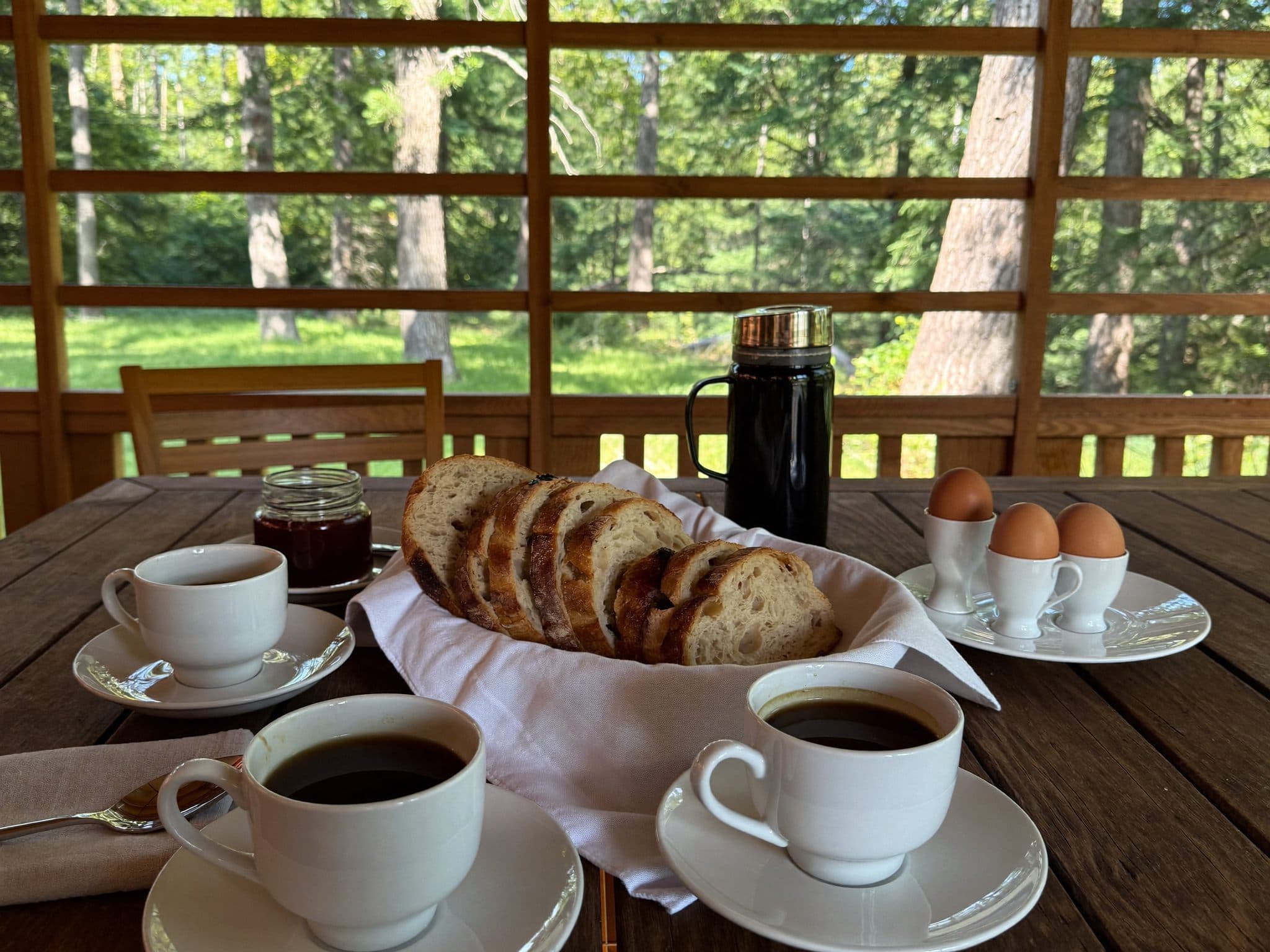 Frukostkorg på verandan