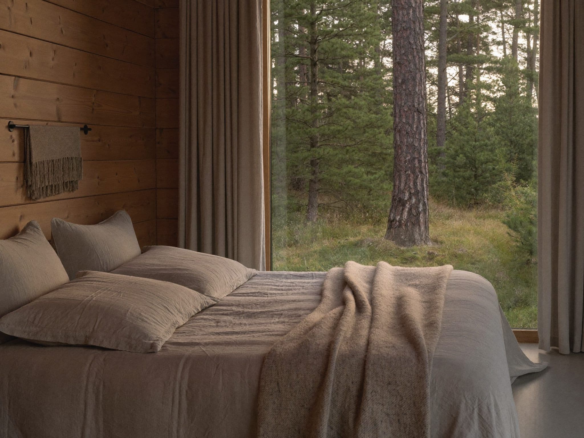 Sovrum med skogsutsikt
