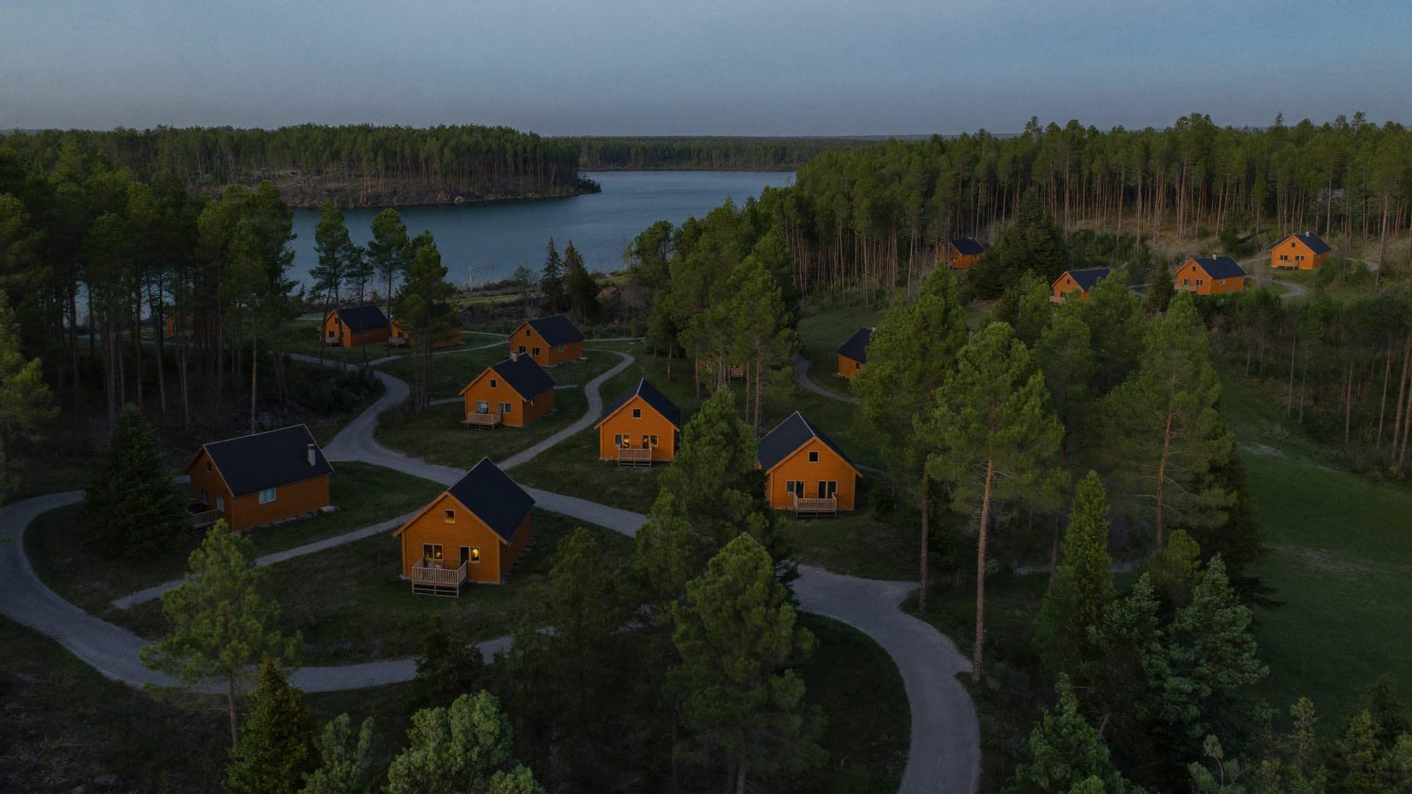Stugbyn vid sjön från ovan